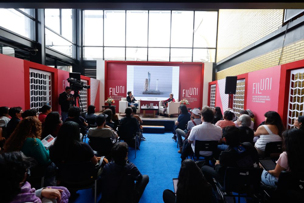 El Foro Sin Fronteras de FILUNI estuvo repleto en esta presentación de los libros que se agotaron en el stand UCHILE.
